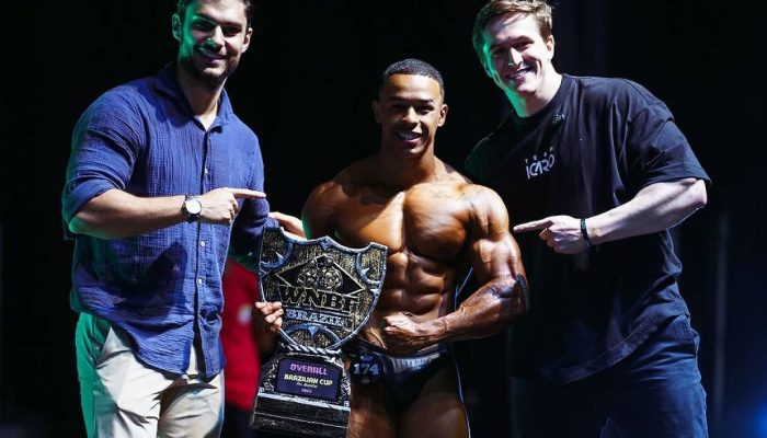 Jayme De Lamadrid e Ícaro Lermen, duas referências do fisiculturismo natural no Brasil, posam para foto com Natanael, que acabara de conquistar seu cartão profissional pela WNBF
             -       
        WHITE DRAGON ULTRA