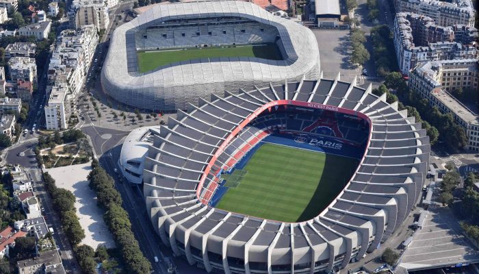 Os estádios Jean Bouin (acima) e Parque dos Príncipes, separados apenas pela rua Claude Farrère, no 16º distrito de Paris
             -       
        Gerard Julien - 14.jul.18/AFP
