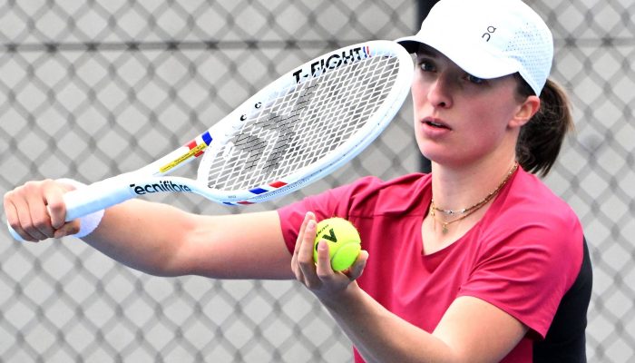 Aryna Sabalenka e Nick Kyrgios se cumprimentam ao fim da 'Batalha dos Sexos', realizada nos Emirados Árabes Unidos
             -       
        Christopher Pike - 28.dez.25/Reuters