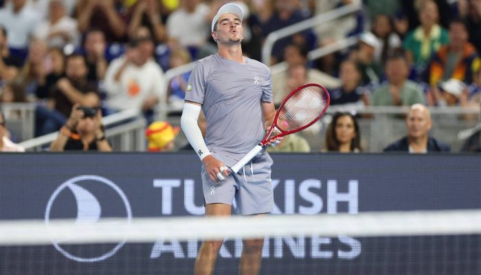 João Fonseca em sua partida mais recente, uma exibição contra o espanhol Carlos Alcaraz, líder do ranking mundial, em Miami
             -       
        Tomas Diniz Santos - 8.dez.25/Getty Images via AFP