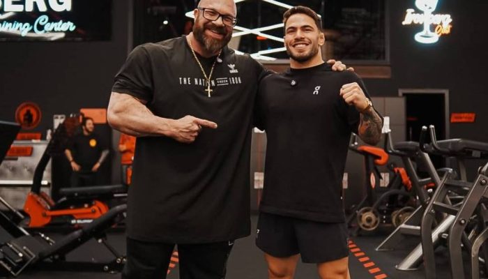 Marcelo Cruz e William Lima posam para foto durante sessão de treino
             -       
        Reprodução/Instagram @cruzbodybuilderpro