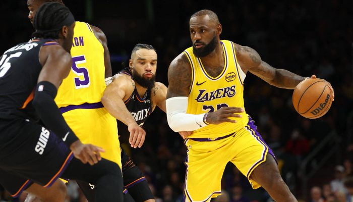 LeBron James durante partida do Los Angeles Lakers contra o Phoenix Suns no Mortgage Matchup Center, no Arizona
             -       
        Mark J. Rebilas - 23.dez.2025/Imagn Images via Reuters Connect