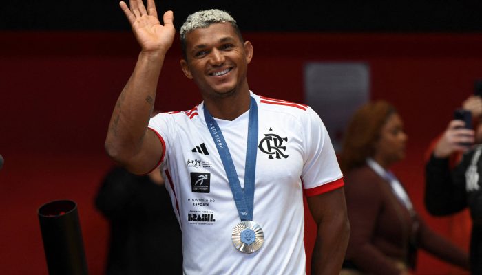 Isaquias Queiroz durante evento no Rio com atletas brasileiros medalhistas nos Jogos de Paris
             -       
        Lucas Landau - 14.ago.24/Reuters