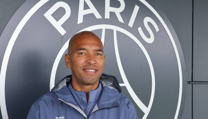Paulo César posa em frente ao escudo do Paris Saint-Germain no centro de treinamento de Poissy, na periferia oeste de Paris 
             -       
        André Fontenelle/Folhapress