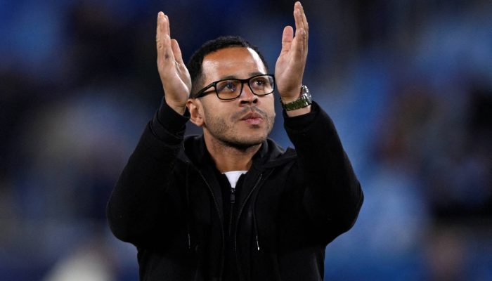 O técnico Liam Rosenior, em partida do Racing Strasbourg
             -       
        Radovan Stoklasa - 2.out.25/Reuters