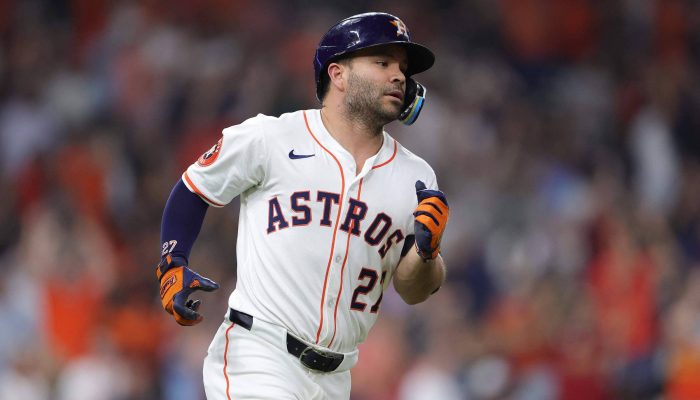 José Altuve em ação pelo Houston Astros contra o Texas Rangers no Daikin Park, em Houston
             -       
        Alex Slitz - 17.set.2025/Getty Images via AFP