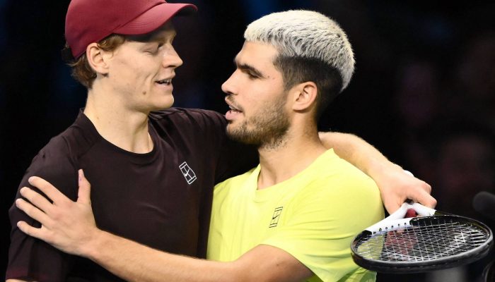 Jannik Sinner (à esq.) e Carlos Alcaraz se cumprimentam após decisão do ATP Finals, em Turim 
             -       
        Marco Bertorello - 16.nov.2025/AFP