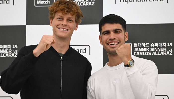 Jannik Sinner (à esq.) e Carlos Alcaraz durante entrevista em Seul 
             -       
        Jung Yeon-Je - 9.jan.2026/AFP