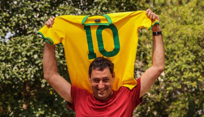 Pelé e Edinho, um dos seus sete filhos, em São Paulo em 2001
             -       
        Jorge Araújo/Folhapress