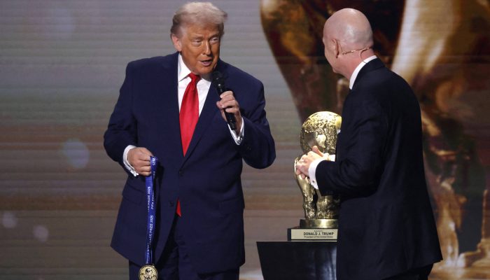 O presidente dos EUA, Donald Trump, conversa com o presidente da Fifa, Gianni Infantino, no sorteio dos grupos da Copa
             -       
        Amber Searls - 5.dez.25/Imagn Images via Reuters Connect