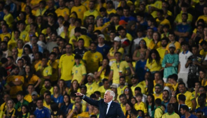 O técnico da seleção brasileira, Carlo Ancelotti, gesticula diante da torcida durante partida contra o Chile, no Maracanã
             -       
        Mauro Pimentel - 4.set.25/AFP