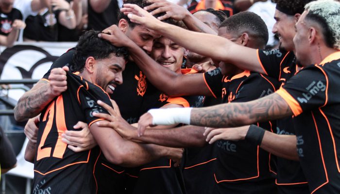 Jogadores do Corinthians comemoram primeiro gol da vitória por 3 a 0 sobre a Ponte Preta no Campeonato Paulista, na Neo Química Arena, em São Paulo
             -       
        Peter Leone/Ofotográfico/Folhapress