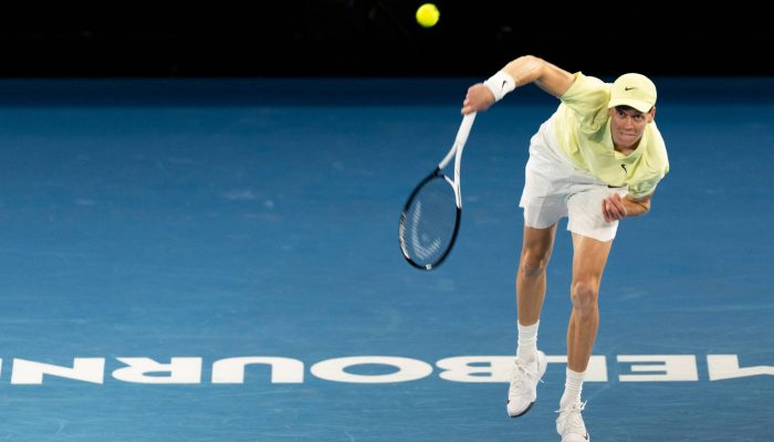 Jannik Sinner saca durante final do Australian Open contra Alexander Zverev 
             -       
        Hu Jingchen - 26.jan.2025/Xinhua
