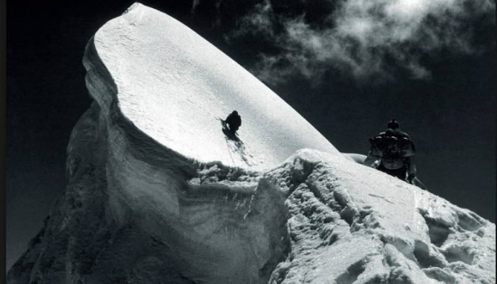 O montanhista Domingos Giobbi em parede da Cordilheira Branca, no Peru
             -       
        Reprodução