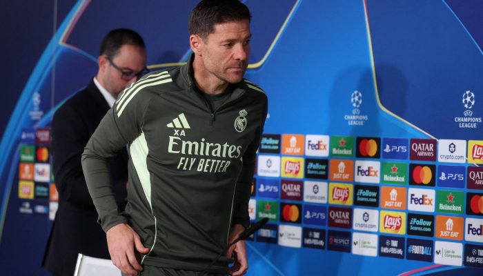 Xabi Alonso após entrevista antes da partida contra o Manchester City pela Liga dos Campeões
             -       
        Pierre-Philippe Marcou - 9.dez.25/AFP