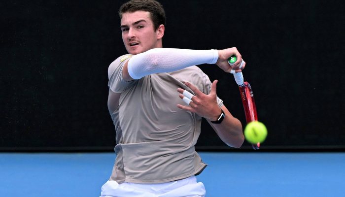 João Fonseca treina com proteção no braço para estreia no Australian Open, em Melboune
             -       
        William West - 15.jan.2026/AFP