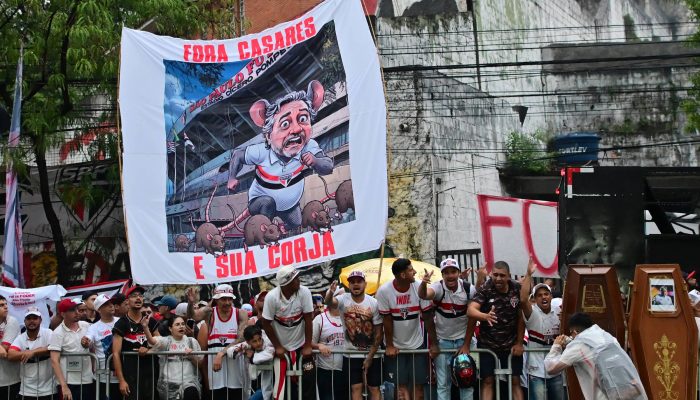 Torcida protesta em frente ao Morumbis durante votação de impeachment
             -       
        Eduardo Carmim - 16.jan.26/Folhapress