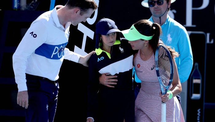 Zeynep Sonmez (à dir.) auxilia boleira que passou mal por causa do calor no Australian Open, em Melbourne
             -       
        David Gray - 18.jan.2026/AFP
