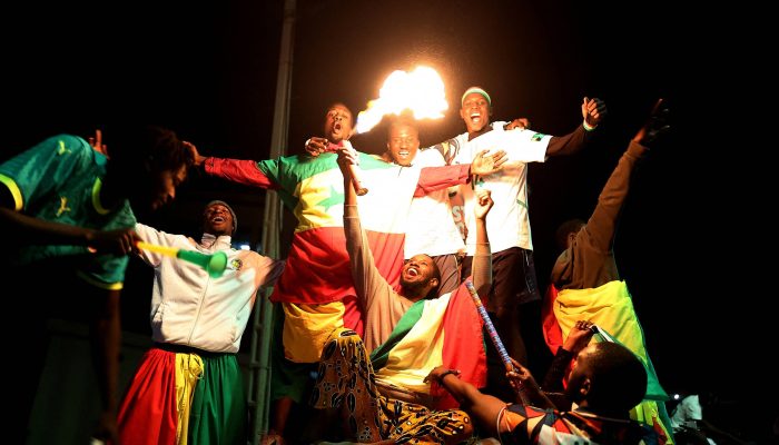Torcedores celebram título de Senegal nas ruas de Dakar 
             -       
        Zohra Bensemra - 19.jan.2026/Reuters