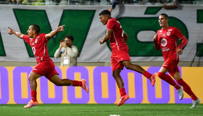 Jogadores do Ibrachina celebram gol na vitória sobre o Palmeiras, nas quartas de final da Copinha, na Arena Barueri, em Barueri
             -       
        Roberto Casimiro - 19.jan.25/Fotoarena/Folhapress