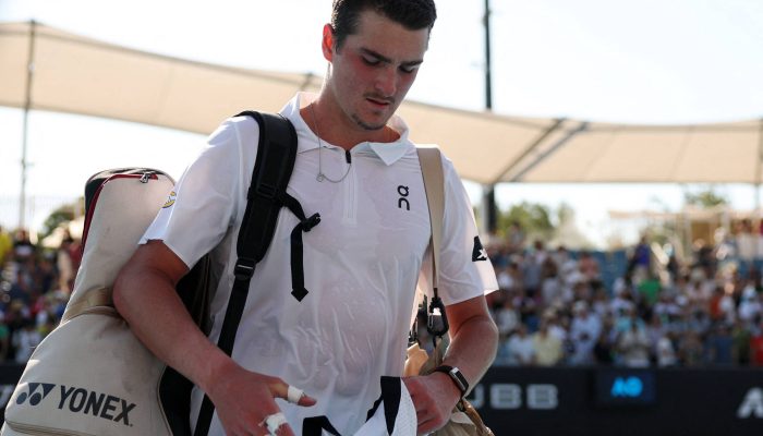 João Fonseca deixa a quadra após derrota no Australian Open 
             -       
        Edgar Su/Reuters