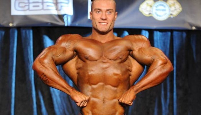 Chris Bumstead durante a edição de 2016 do IFBB North American Championships, onde se profissionalizou
             -       
        Amir Marandi/NPC News Online