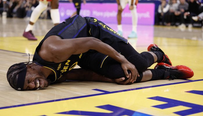 Jimmy Butler, do Golden State Warriors, caído na quadra após sofrer lesão
             -       
        Kelley L Cox - 19.jan.26/Reuters