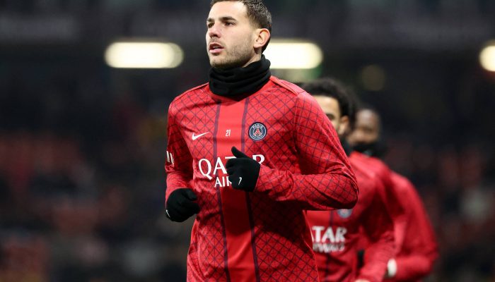 Lucas Hernandez durante aquecimento antes de jogo do PSG pelo Campeonato Francês
             -       
        Catherine Steenkeste - 13.dez.25/Reuters