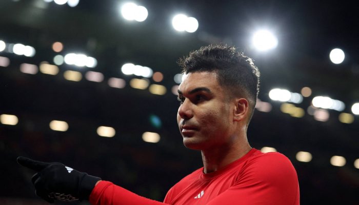 Casemiro deixa o campo após partida entre Manchester United e Brighton pela Copa da Inglaterra no Old Trafford, em Manchester
             -       
        Scott Heppell - 11.jan.2026/Reuters