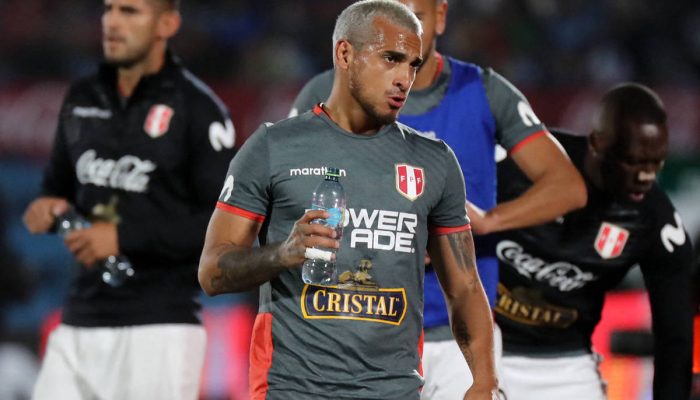 Miguel Trauco antes de partida entre Peru e Uruguai pelas Eliminatórias, em Montevidéu 
             -       
        Raul Martinez - 24.mar.2022/AFP