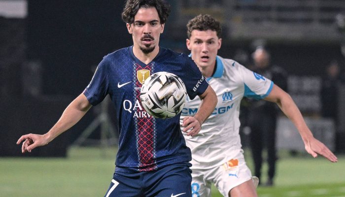 O meio-campista português Vitinha se prepara para domínio na partida em que o Paris Saint-Germain conquistou a Supercopa da França
             -       
        Yasser Al Zayyat - 8.jan.26/AFP