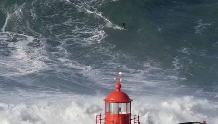Brasileiro Will Santana surfa onda gigante em Nazaré
             -       
        Kaique Silva/Divulgação