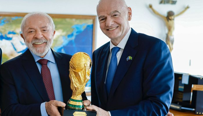 Presidente Luiz Inácio Lula da Silva ao lado do presidente da Fifa, Gianni Infantino, no Palácio do Planalto
             -       
        Ricardo Stuckert/Divulgação PR