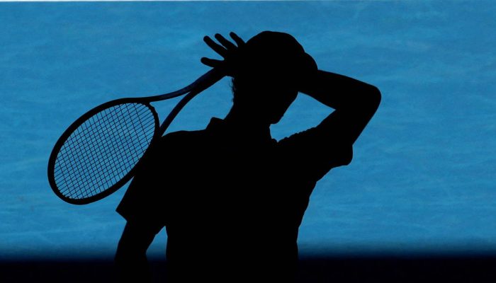 Jannik Sinner durante duelo com Eliot Spizzirri, no Australian Open, paralisado devido ao calor
             -       
        Tingshu Wang - 24.jan.26/Reuters