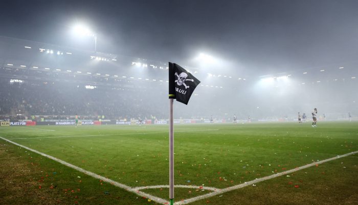 Bandeira pirata em córner do estádio do St.Pauli, símbolo do clube alemão, cujo presidente defendeu boicote à Copa do Mundo nos EUA, durante a partida contra o Hamburgo que terminou em 0 a 0
             -       
        Maryam Majd/Reuters
