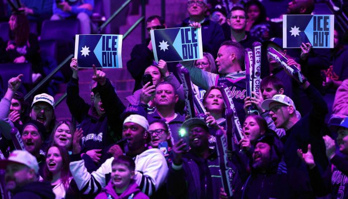 Torcedores do Minnesota Timberwolves exibem cartazes de protesto contra o ICE (Serviço de Imigração e Alfândega), em Minneapolis
             -       
        David Berding - 25.jan.25/Getty Images via AFP