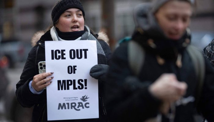 Manifestantes exigem a saída do ICE de Minneapolis em meio a protestos contra as ações da agência migratória na cidade, onde dois cidadãos americanos morreram em abordagens
             -       
        Scott Olson - 26.jan.26/Getty Images via AFP