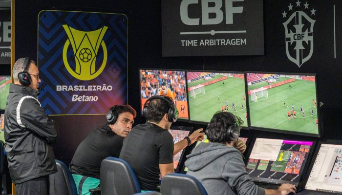 Equipe de árbitros de video em atuação durante partida pelo Campeonato Brasileiro
             -       
        Fabio Souza/CBF