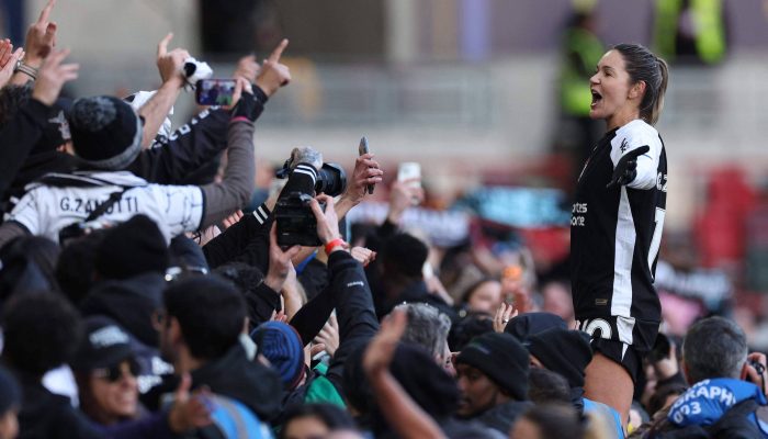 Gabi Zanotti celebra vitória com a torcida do Corinthians em Londres
             -       
        Adrian Dennis/AFP