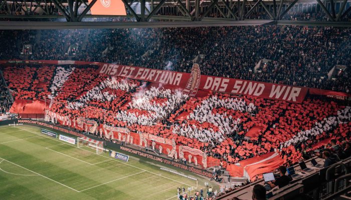 'Isto é Fortuna' e 'Estes somos nós', diz em faixas a torcida do Fortuna Düsseldorf no 1º jogo com entradas grátis oferecido pelo clube alemão, em 2023
             -       
        David Matthäus - 21.out.23/F95