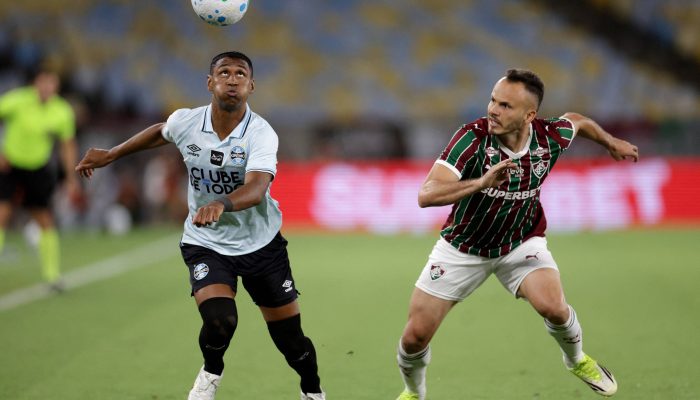 Tetê, do Grêmio, e Renê, do Fluminense, no Maracanã, em uma das partidas da primeira rodada do Brasileiro 2026
             -       
        Ricardo Moraes/Reuters