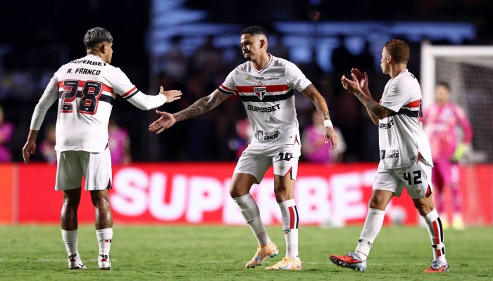 Luciano (centro) comemora após marcar o gol de empate do São Paulo
             -       
        Jean Carniel/Reuters