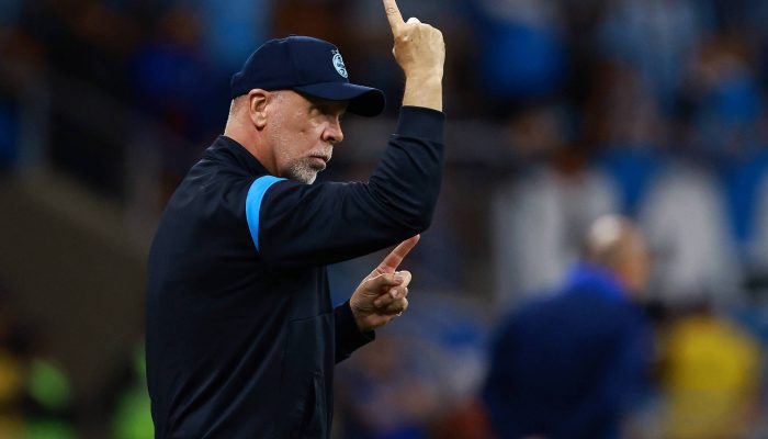 O técnico Mano Menezes, em jogo do Grêmio no ano passado
             -       
        Diego Vara - 5.nov.25/Reuters