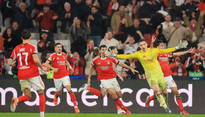 Goleiro Anatoly Trubin (de amarelo), do Benfica, comemora gol sobre o Real Madrid no Estádio da Luz, em Lisboa 
             -       
        Patricia de Melo Moreira - 28.jan.2026/AFP