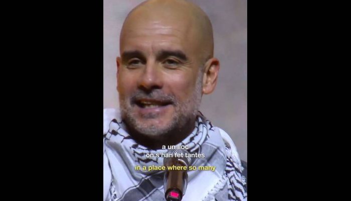 O técnico do Manchester City, Pep Guardiola, faz discurso durante um evento beneficente pró-Palestina
             -       
        Reprodução/ACT X PALESTINE no X