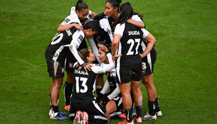 Atletas do Corinthians celebram gol marcado na vitória sobre o Gotham FC, dos Estados Unidos, nas semifinais da Copa dos Campeões
             -       
        Dylan Martinez - 28.jan.25/Reuters