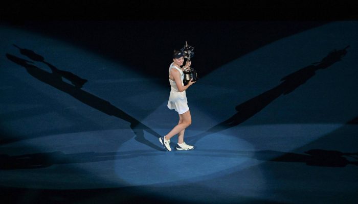 Elena Rybakina comemora a vitória sobre Aryna Sabalenka na final feminina de simples do Australian Open, Melbourne
             -       
        Paul Crock/AFP