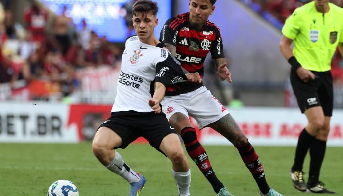 Breno Bidon (à esq.) disputa a bola com Erick Pulgar durante partida pelo Campeonato Brasileiro
             -       
        Sergio Moraes - 27.abri.25/Reuters