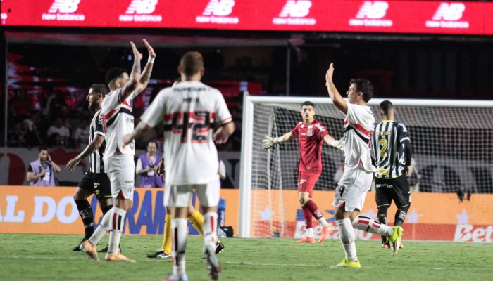 Tapia celebra gol pelo São Paulo durante clássico contra o Santos no Morumbis
             -       
        Peter Leone/Ofotográfico/Folhapress