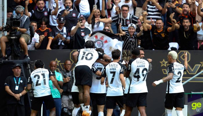 Jogadores do Corinthians festejam a conquista da Supercopa  -              
                              
                  Pedro Ladeira /                
              
                              Folhapress